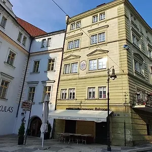 At The Blue Lion & Parking Assistance Prag